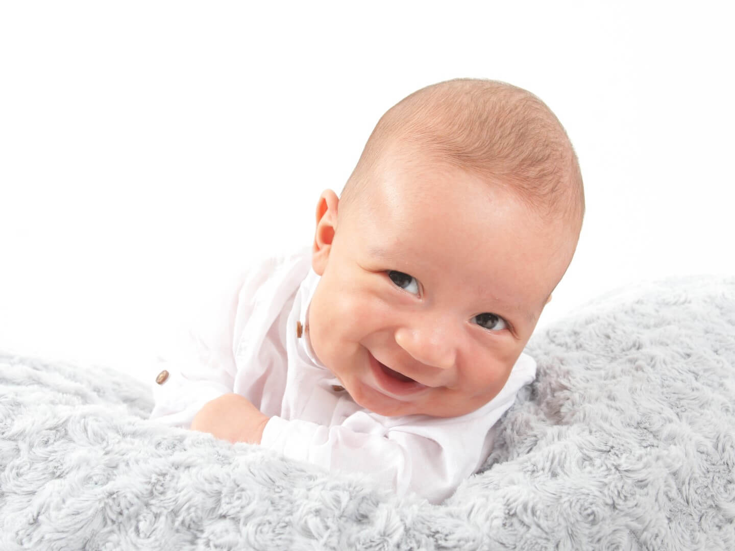 Votre photographe de naissance dans les Vosges, immortalisant la magie des premiers instants de votre nouveau-né